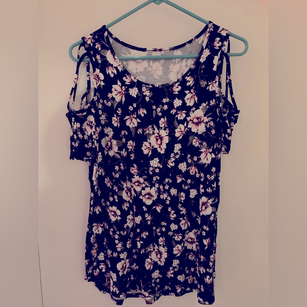 WMS floral black Off the shoulders Top WMS size large 😍